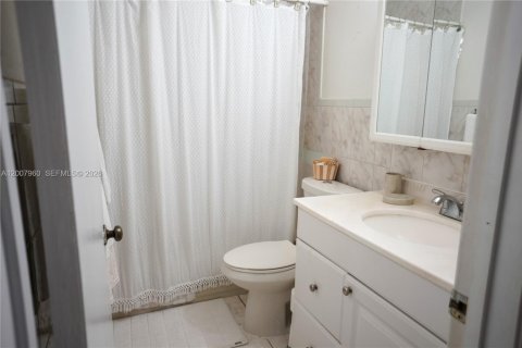 House in Miami, Florida 3 bedrooms, 176.33 sq.m. № 2074388 - photo 13