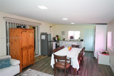 House in Miami, Florida 3 bedrooms, 176.33 sq.m. № 2074388 - photo 10