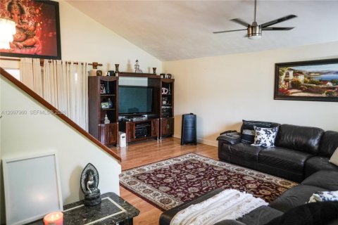 House in Miami, Florida 3 bedrooms, 176.33 sq.m. № 2074388 - photo 2
