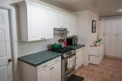 House in Miami, Florida 3 bedrooms, 176.33 sq.m. № 2074388 - photo 5