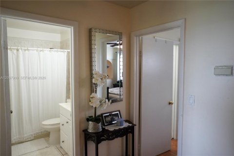 House in Miami, Florida 3 bedrooms, 176.33 sq.m. № 2074388 - photo 11