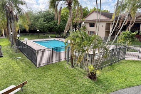 Condo in Miami, Florida, 2 bedrooms  № 2065324 - photo 13