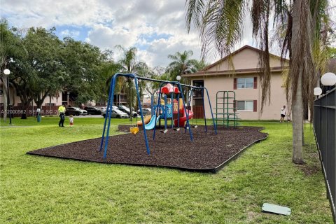 Condo in Miami, Florida, 2 bedrooms  № 2065324 - photo 12