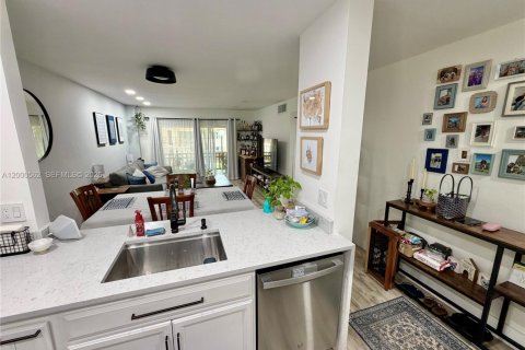 Condo in Miami, Florida, 2 bedrooms  № 2065324 - photo 9