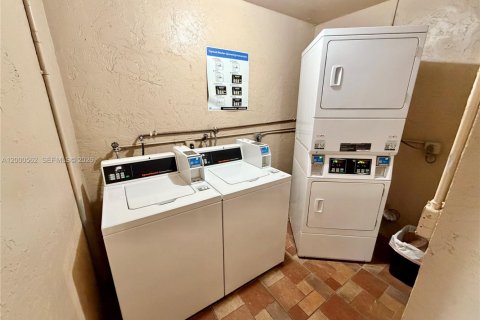 Condo in Miami, Florida, 2 bedrooms  № 2065324 - photo 14