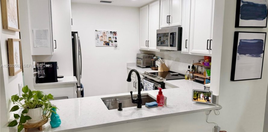 Condo in Miami, Florida, 2 bedrooms  № 2065324