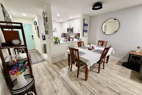 Condo in Miami, Florida, 2 bedrooms  № 2065324 - photo 3