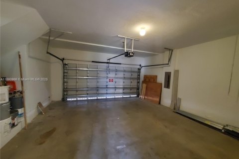 House in Cutler Bay, Florida 4 bedrooms, 225.66 sq.m. № 1974009 - photo 11