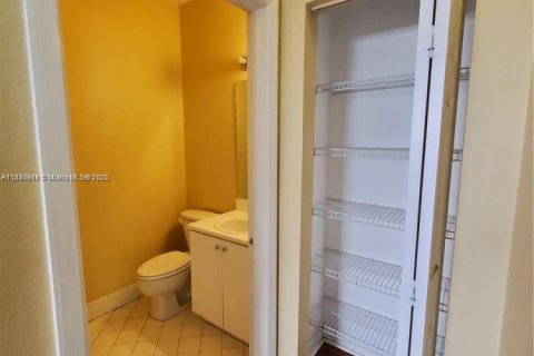 House in Cutler Bay, Florida 4 bedrooms, 225.66 sq.m. № 1974009 - photo 13