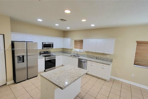 House in Cutler Bay, Florida 4 bedrooms, 225.66 sq.m. № 1974009 - photo 3