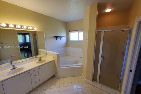 House in Cutler Bay, Florida 4 bedrooms, 225.66 sq.m. № 1974009 - photo 19