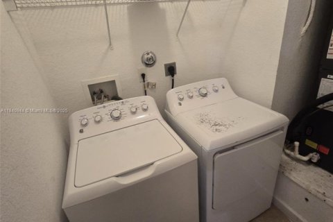 House in Cutler Bay, Florida 4 bedrooms, 225.66 sq.m. № 1974009 - photo 7