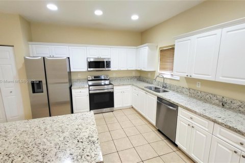 House in Cutler Bay, Florida 4 bedrooms, 225.66 sq.m. № 1974009 - photo 4