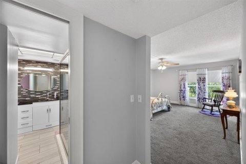 Condo in Belleair Bluffs, Florida, 3 bedrooms  № 2238431 - photo 11