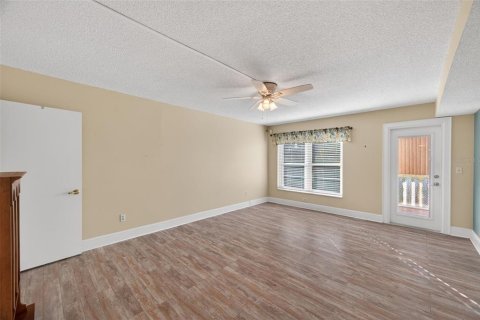 Condo in Belleair Bluffs, Florida, 3 bedrooms  № 2238431 - photo 24