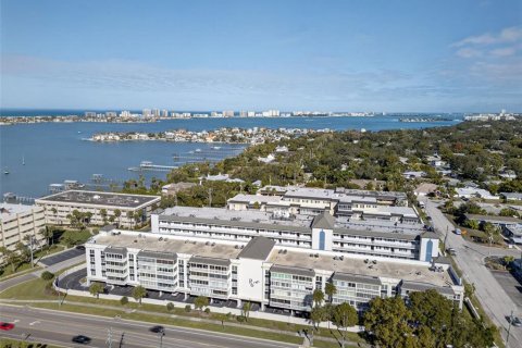 Condo in Belleair Bluffs, Florida, 3 bedrooms № 2238431