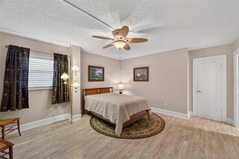 Condo in Belleair Bluffs, Florida, 3 bedrooms  № 2238431 - photo 19