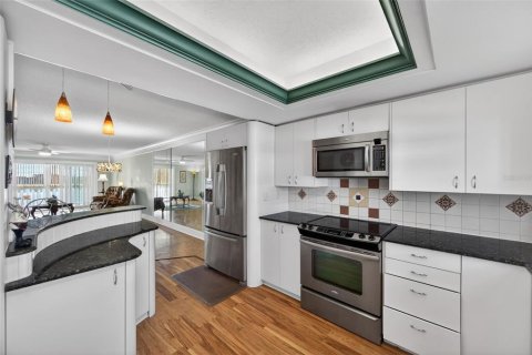 Condo in Belleair Bluffs, Florida, 3 bedrooms  № 2238431 - photo 9