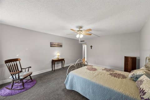 Condo in Belleair Bluffs, Florida, 3 bedrooms  № 2238431 - photo 13