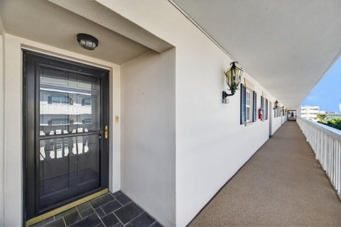 Condo in Belleair Bluffs, Florida, 3 bedrooms  № 2238431 - photo 2