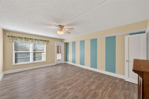 Condo in Belleair Bluffs, Florida, 3 bedrooms  № 2238431 - photo 23