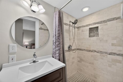 Condo in Belleair Bluffs, Florida, 3 bedrooms  № 2238431 - photo 22