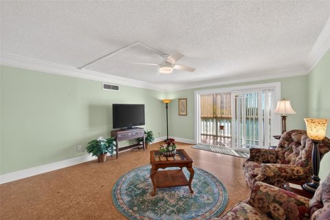 Condo in Belleair Bluffs, Florida, 3 bedrooms  № 2238431 - photo 6
