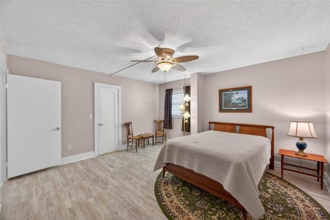 Condo in Belleair Bluffs, Florida, 3 bedrooms  № 2238431 - photo 18