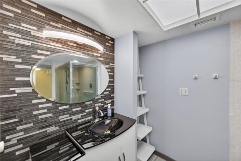 Condo in Belleair Bluffs, Florida, 3 bedrooms  № 2238431 - photo 15