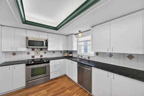 Condo in Belleair Bluffs, Florida, 3 bedrooms  № 2238431 - photo 10