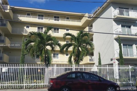 Condo in Miami, Florida, 2 bedrooms  № 1944480 - photo 1