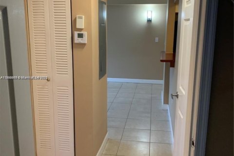 Condo in Miami, Florida, 2 bedrooms  № 1944480 - photo 11