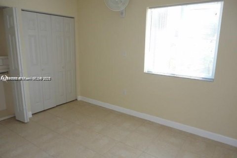 Condo in Miami, Florida, 2 bedrooms  № 1944480 - photo 8