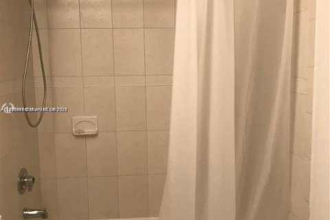 Condo in Miami, Florida, 2 bedrooms  № 1944480 - photo 9