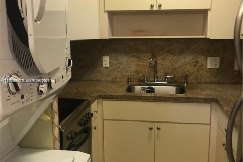Condo in Miami, Florida, 2 bedrooms  № 1944480 - photo 6