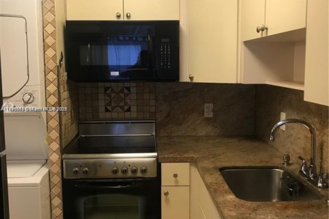 Condo in Miami, Florida, 2 bedrooms  № 1944480 - photo 7