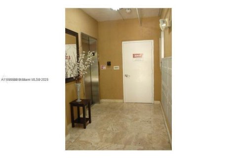 Condo in Miami, Florida, 2 bedrooms  № 1944480 - photo 2