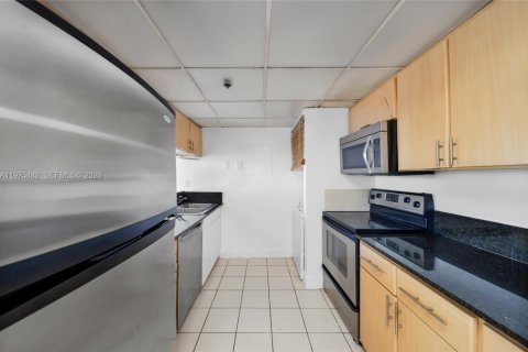 Condo in North Bay Village, Florida, 2 bedrooms  № 2040427 - photo 13