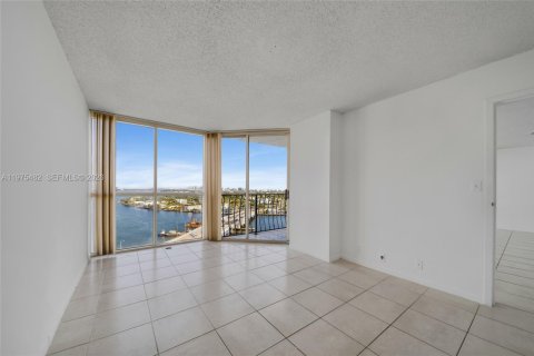 Condo in North Bay Village, Florida, 2 bedrooms  № 2040427 - photo 20