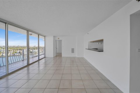 Condo in North Bay Village, Florida, 2 bedrooms  № 2040427 - photo 8