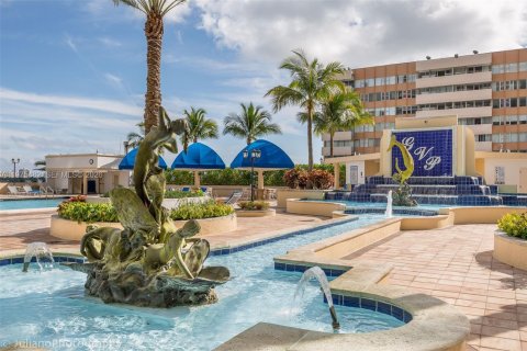 Condo in North Bay Village, Florida, 2 bedrooms  № 2040427 - photo 26