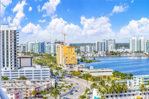 Condo in North Bay Village, Florida, 2 bedrooms  № 2040427 - photo 4