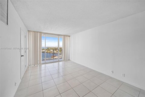 Condo in North Bay Village, Florida, 2 bedrooms  № 2040427 - photo 15