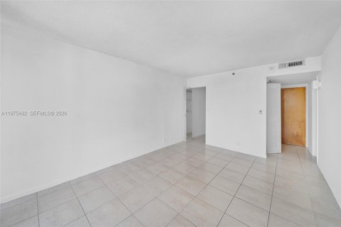 Condo in North Bay Village, Florida, 2 bedrooms  № 2040427 - photo 17