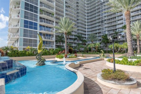 Condo in North Bay Village, Florida, 2 bedrooms  № 2040427 - photo 29