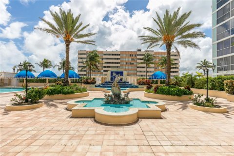 Condo in North Bay Village, Florida, 2 bedrooms  № 2040427 - photo 27