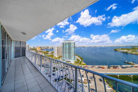 Condo in North Bay Village, Florida, 2 bedrooms  № 2040427 - photo 3