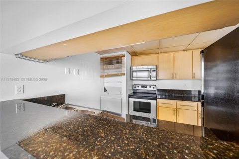 Condo in North Bay Village, Florida, 2 bedrooms  № 2040427 - photo 12