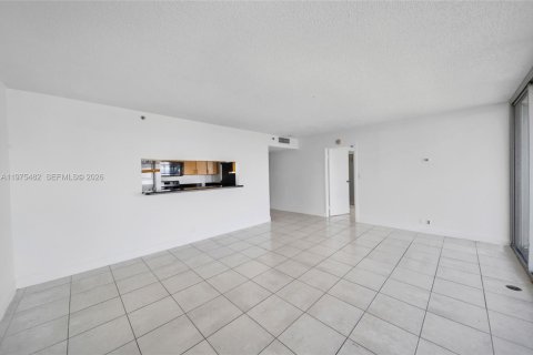 Condo in North Bay Village, Florida, 2 bedrooms  № 2040427 - photo 11