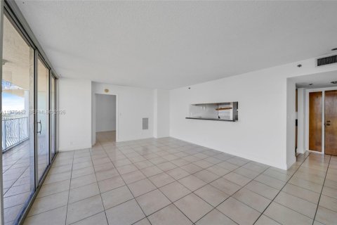 Condo in North Bay Village, Florida, 2 bedrooms  № 2040427 - photo 9